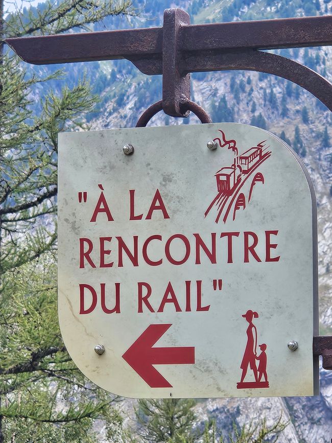 Der Rückweg ist per Wanderung neben der Bahnstrecke möglich 