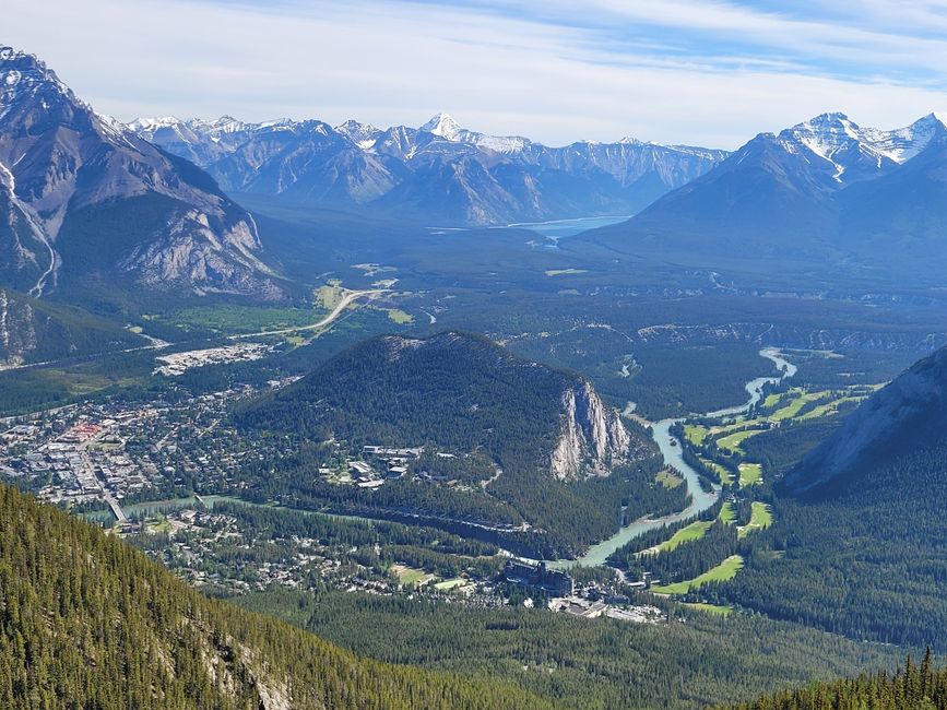 Blick auf Banff und in der Mitte Tunnel Mountain 