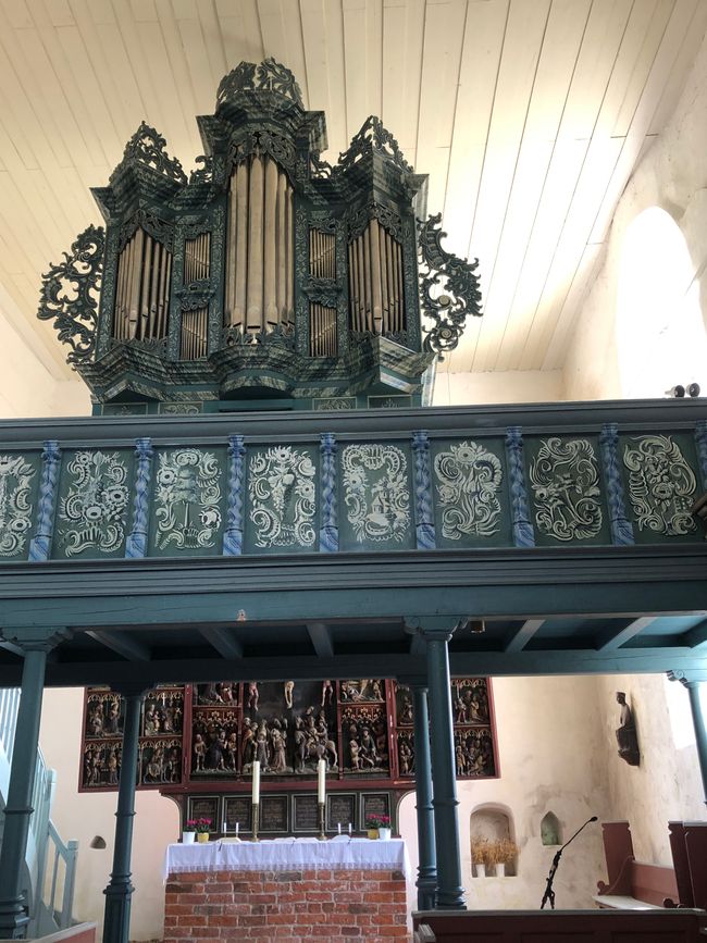 Die Orgel vor dem Altar in Funnix