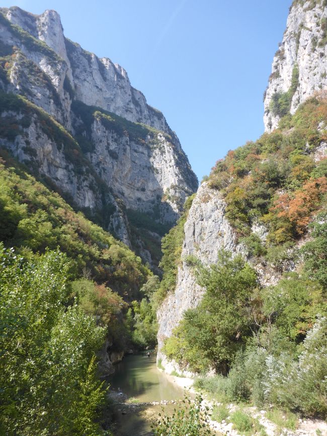 In dieser Schlucht ist die Grotte Frasassi