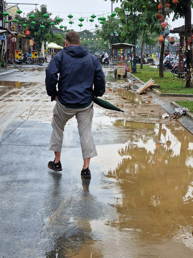 Vorüber die Flut.
Wer sah es wohl, du selig Land, 
wie dich die Welle überwand.
