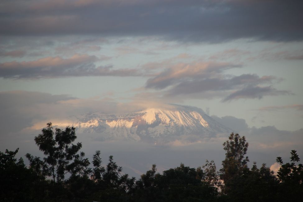 Blick von unserer Straße auf den höchsten Berg Afrika's - den Kilimanjaro
