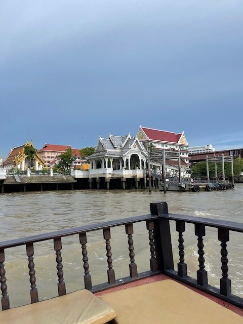 Wat Arun incontra Frühlingsrolle