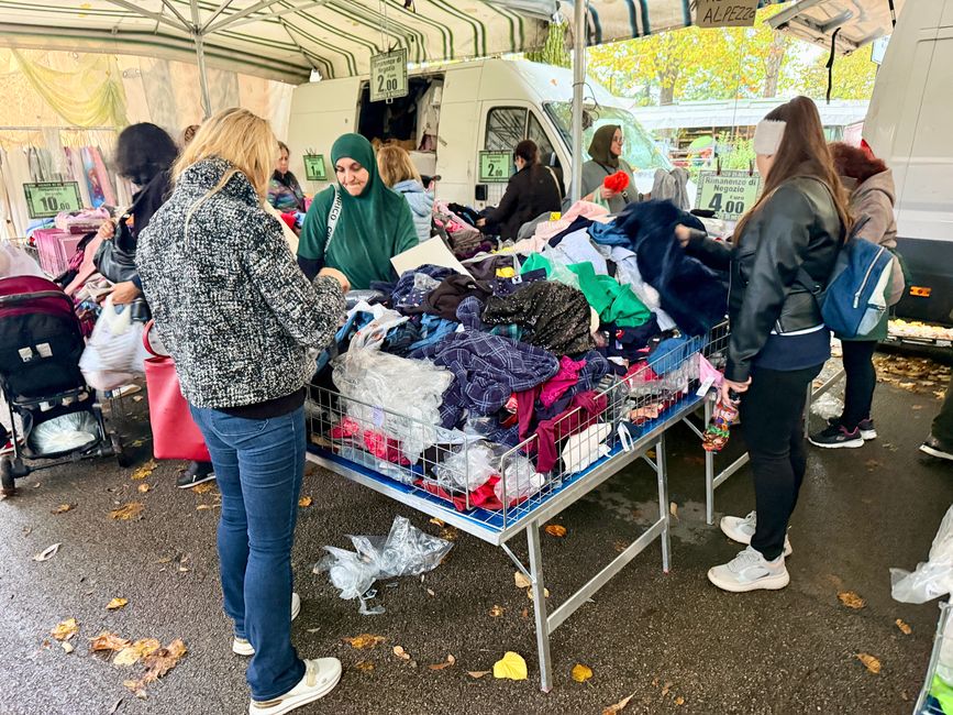 Wühltische. Zwei Euro pro Stück. Icke meint, die Sachen wären aus den Kleider-Containern.