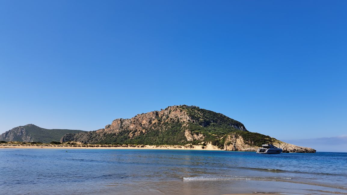 Dort oben ist unser Ziel, Palaiókastro, auch als Burg Navarino bekannt 