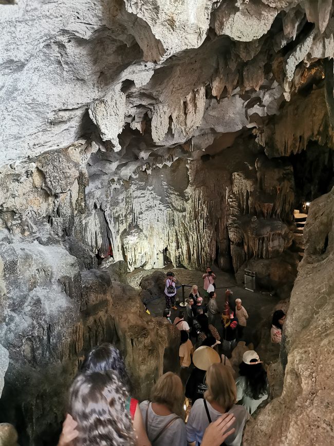 ... Und hinein in die Sung-Sot-Höhle.. 