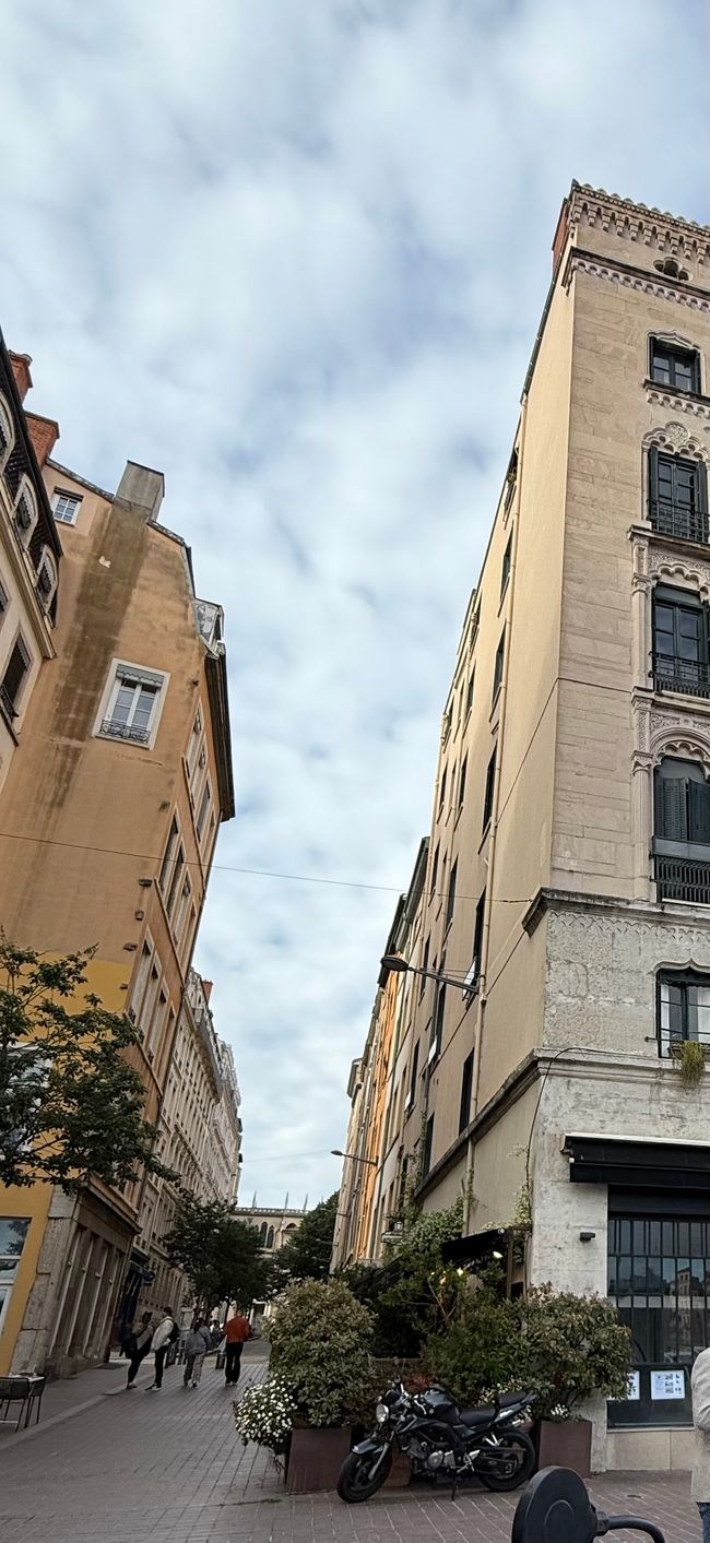 Blick in die  Rue Mgr Lavarenne