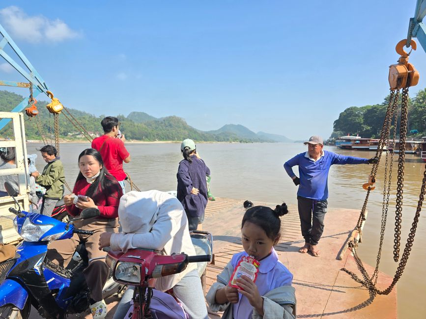 Une journée au bord de la rivière et les petits temples de l'autre côté de la rivière