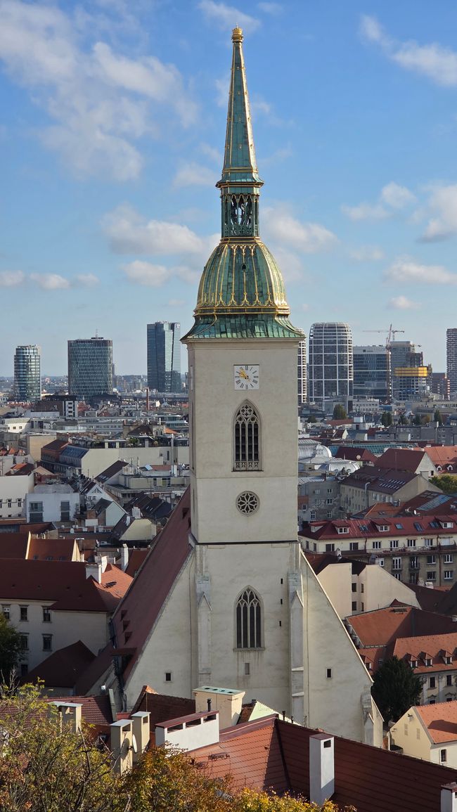 Der Turm Martinskirche ist mit der goldenen Ungarischen Krone geschmückt