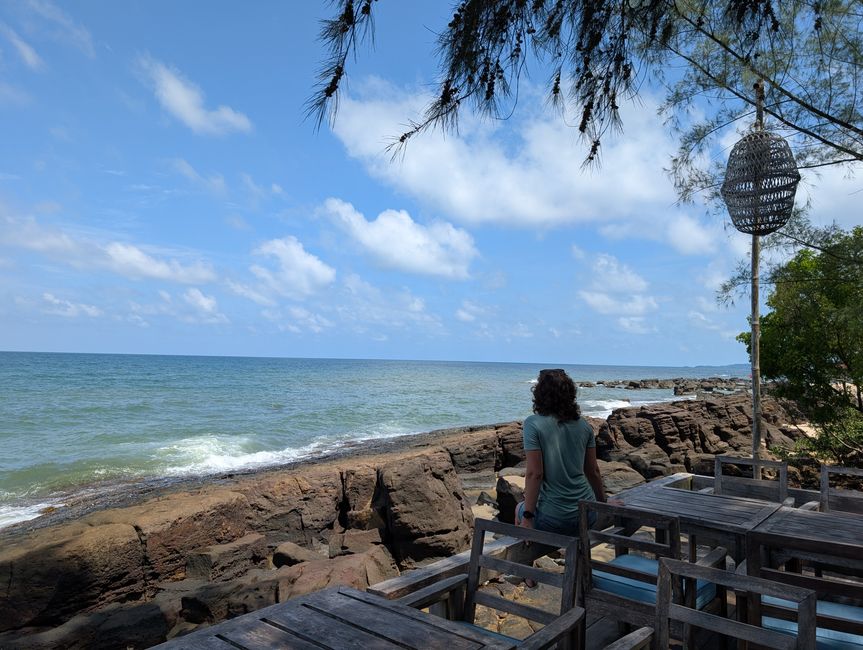 Eine ausgestreckte Hand am Fensterbrett