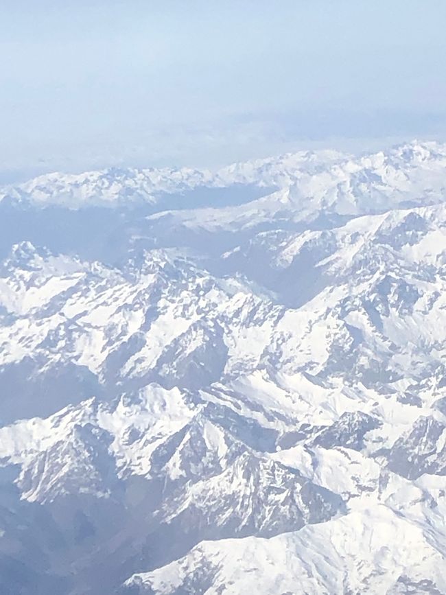 - die Alpen mit schneebedeckten Gipfeln