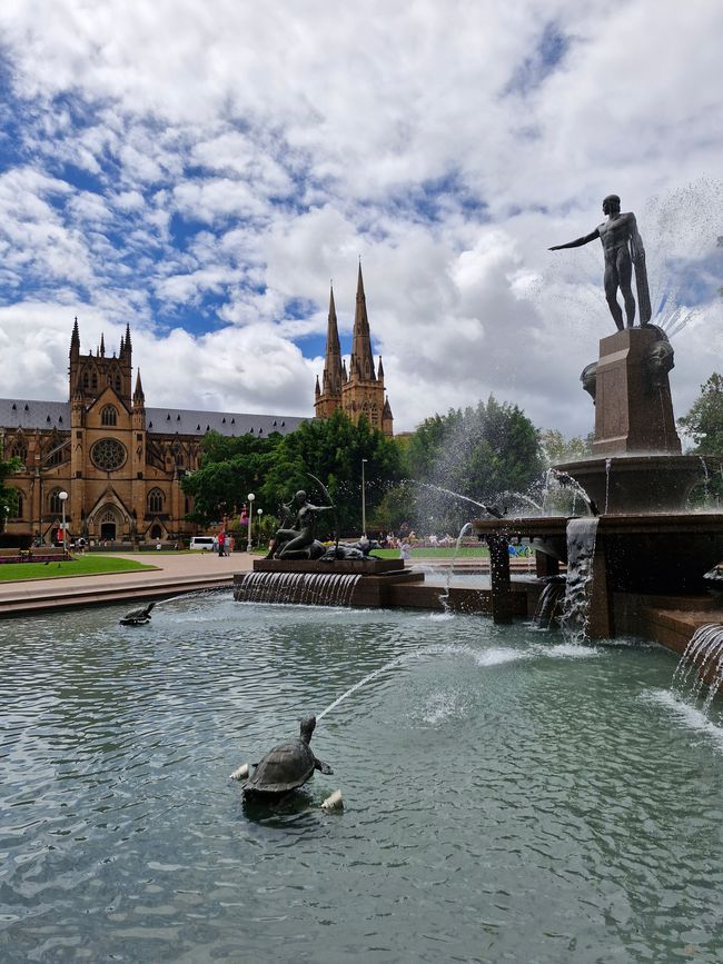 Archibald Memorial Fountain mit Saint Marys Cathedral im Hintergrund