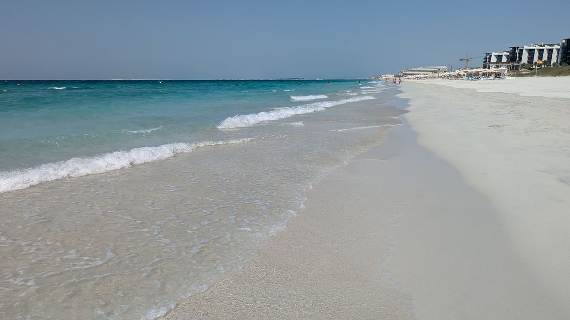 Tag 6 (2024) Drei Kirchen, Saadiyat Beach Club & Global Village