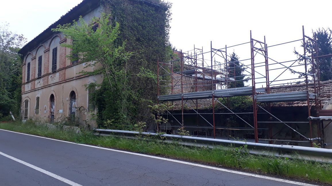 C'est en travaux ici ou c'est pour la maintenir ensemble ?
