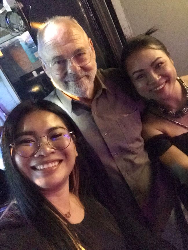 Viaggio da Battambang in Cambogia attraverso il confine thai fino a Pattaya, poi a Hua Hin. Qui giochiamo a biliardo nei bar e visitiamo templi e aree protette.