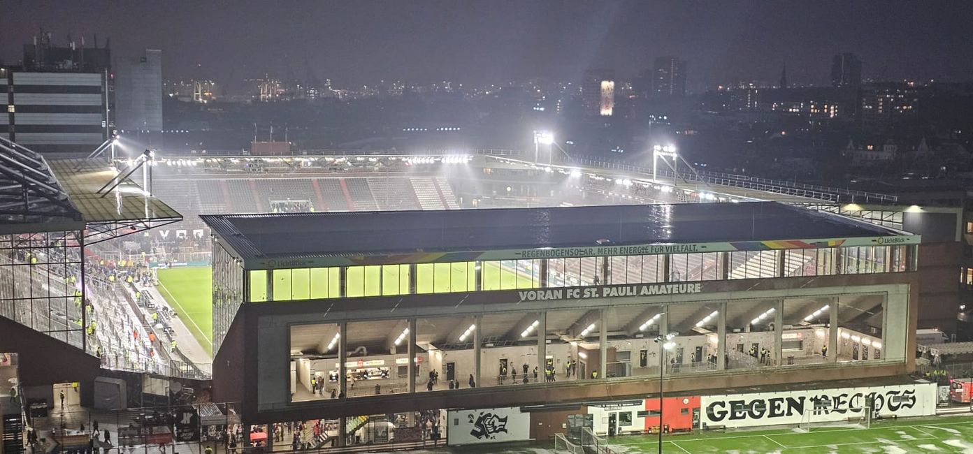Hamburg St Pauli - une expérience ! Au musical , Tarzan', je n'ai pas pu entrer. Mais à l'hôtel, Der Bunker', juste à côté du stade de St. Pauli, c'était vraiment quelque chose de spécial ! La promenade au bord de l'Aussenalster a ensuite été😆😉😊