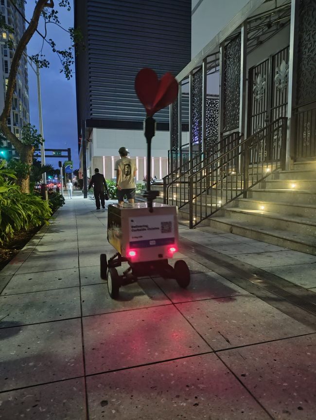 Miami am Abend, mit kleinem Roboter, dem wir immer wieder im Laufe des Tages begegnet sind 