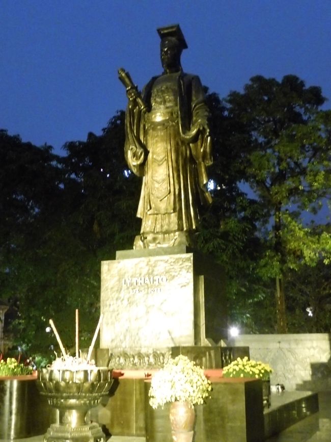 Statue du roi Lý Thái Tổ
