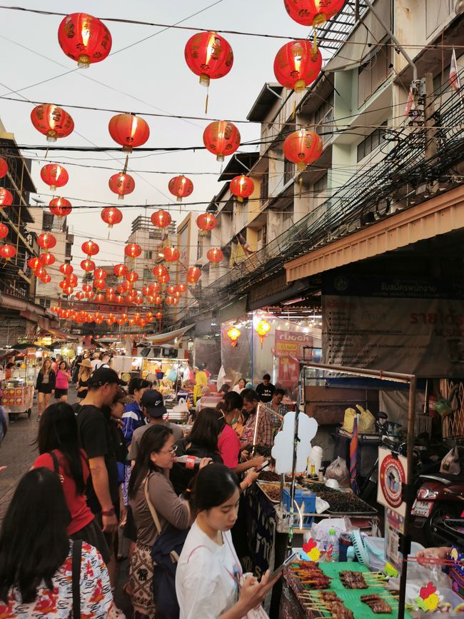 ……唐人街的小巷紧凑，还有日常所需的一切……
