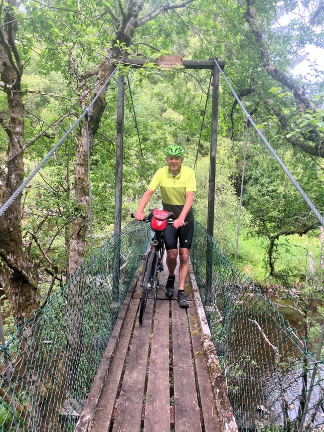 Über diese Hängebrücke muss er gehen