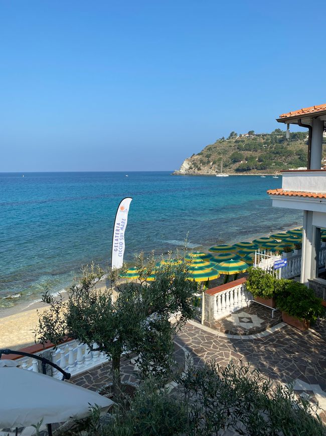 Nous voyons la mer pour la première fois après un long voyage depuis Rome