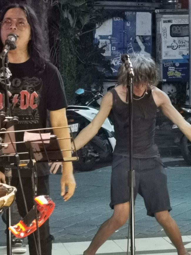 ...客人们在舞台上十分投入...晚上的时间越长,他们的兴奋就越加 ;-)