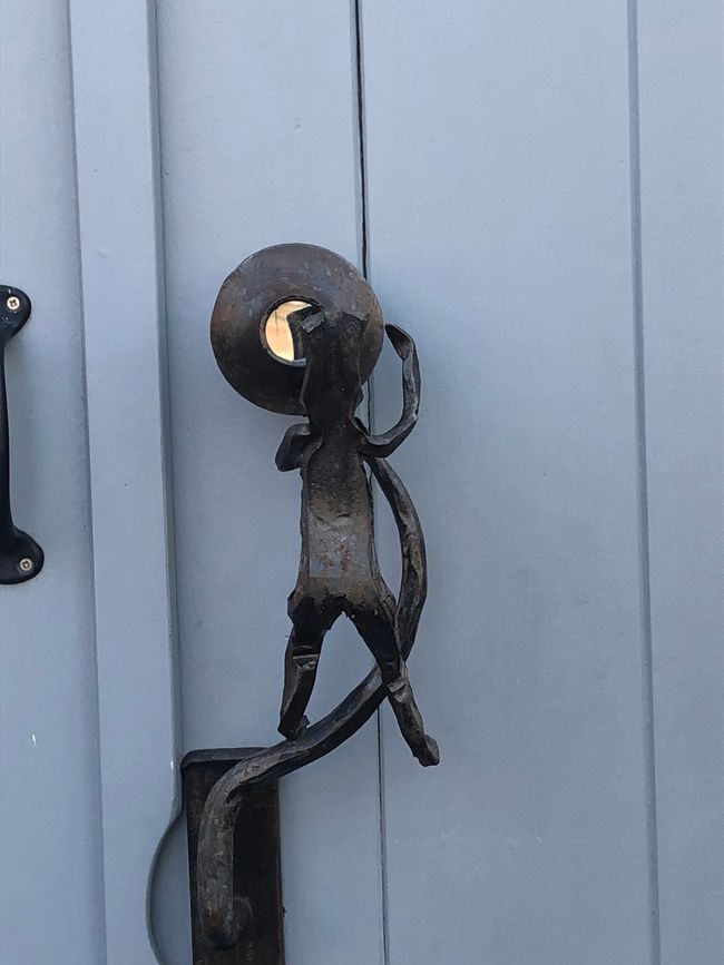 A special door handle with insight
