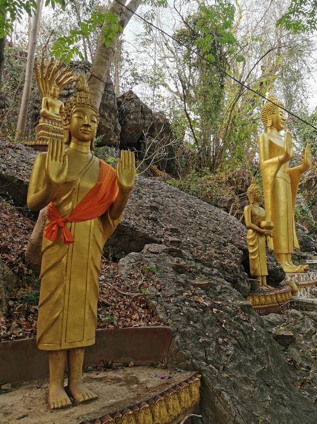 ... e innumerevoli statue di Buddha ... a volte in piedi ...