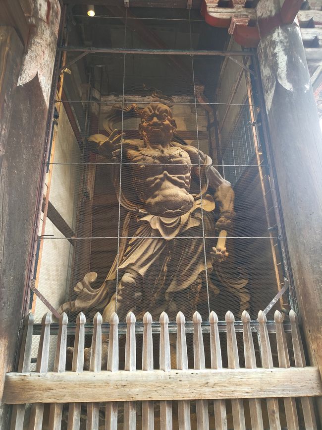 Statue rechts im Tor