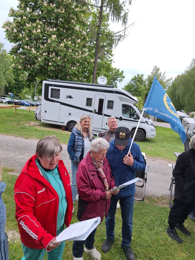 Ein neuer Camper wird beklebt