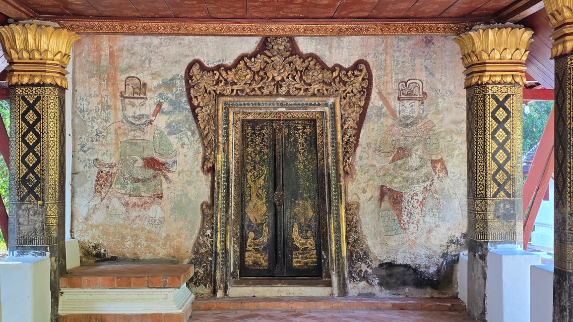 Une journée au bord de la rivière et les petits temples de l'autre côté de la rivière