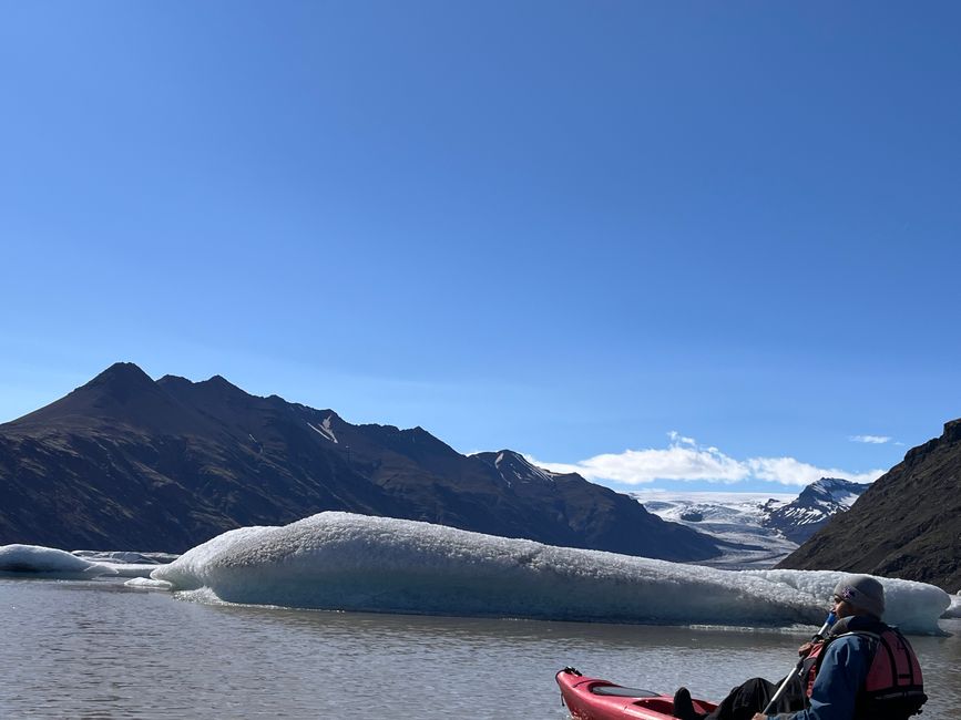 Faire du kayak sur le lac glaciaire
