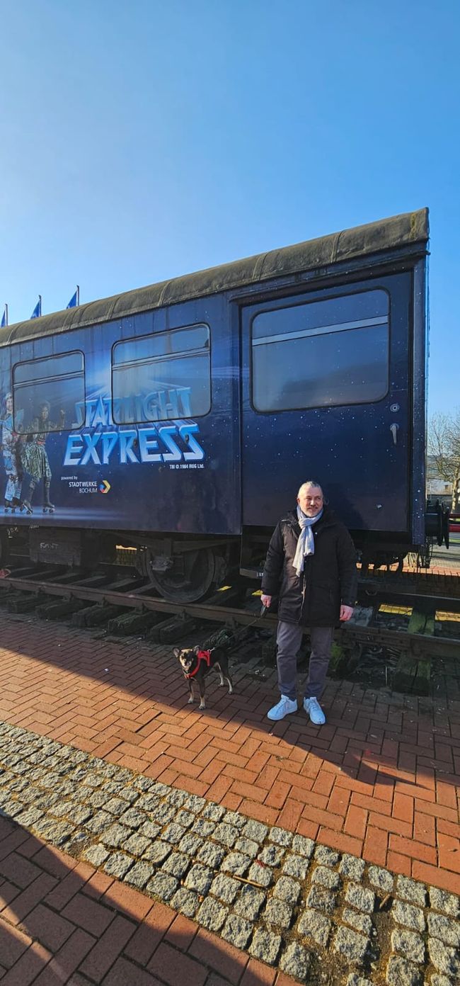 Starlight Express in Bochum - wonderful!! I had my peace in the warmed car and my owner had so much fun!! Afterwards, we had food at the beach bar by the canal (Haus Hölter in Castrop Rauxel). And my owner is as always very caring!🤩