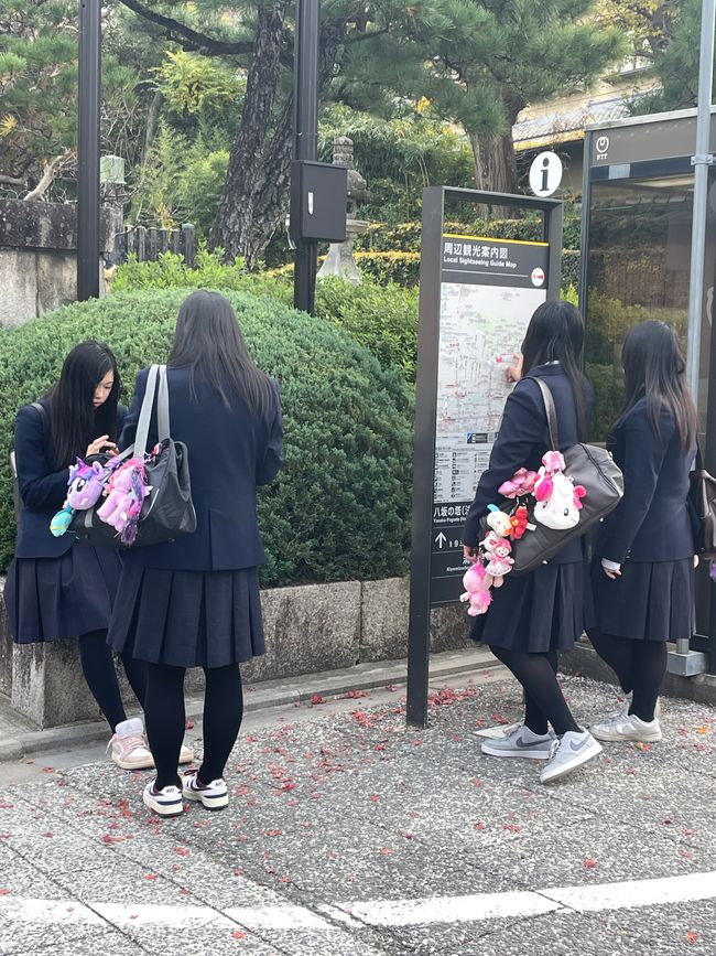 Teenager mit Gebammel am Rucksack