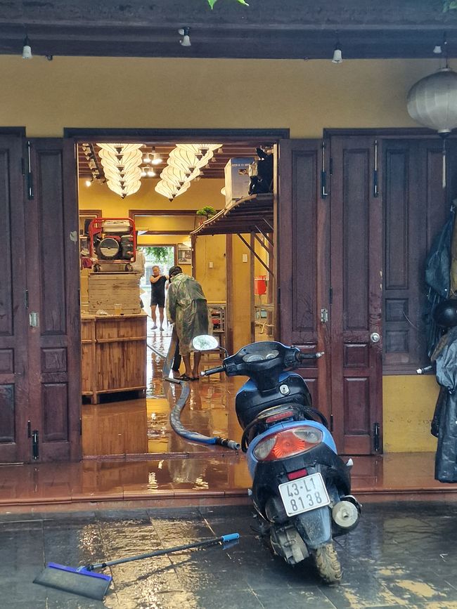 Vorüber die Flut.
Wer sah es wohl, du selig Land, 
wie dich die Welle überwand.