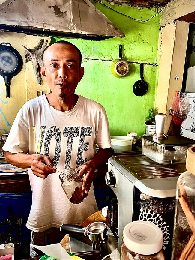 Edi en su cafetería