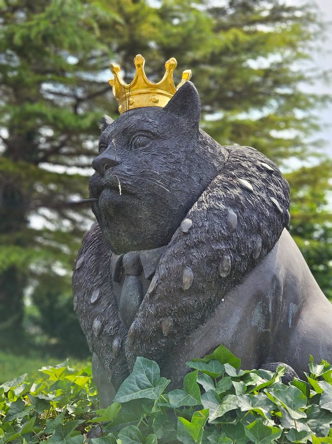 Der auffällige Grabstein für Manfred Deix 