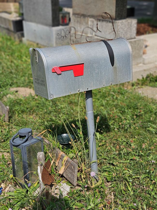 Ein amerikanischer Briefkasten als Grabstein 