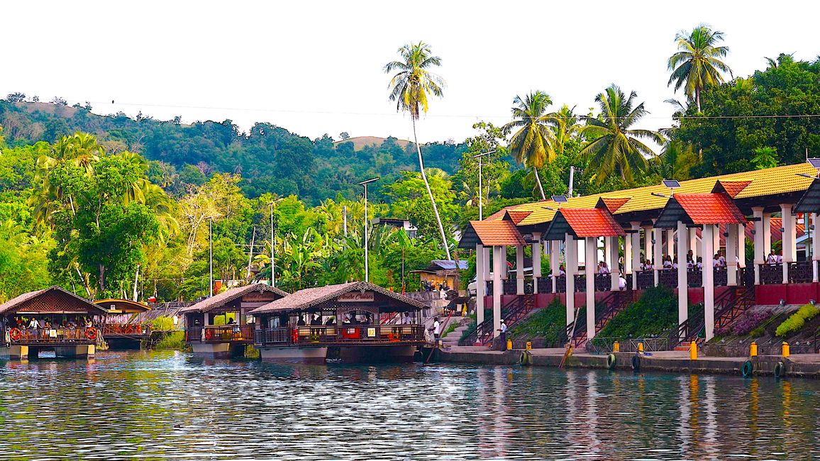 Touristenschiffe auf dem Loboc