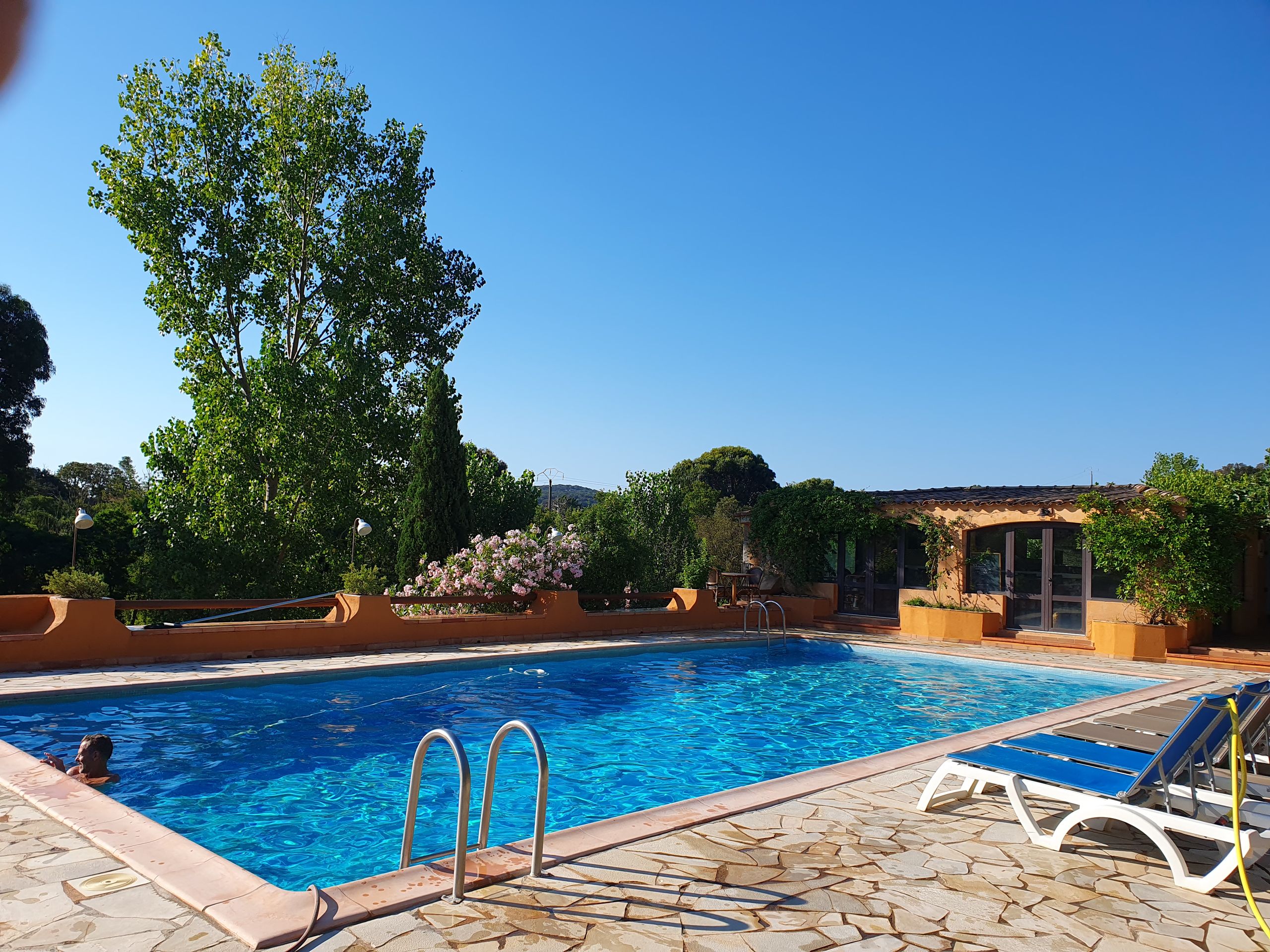Piscine. Pas la mer mais moins de sel et de sable.
