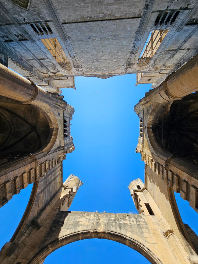 La navata della cattedrale di Narbonne senza tetto