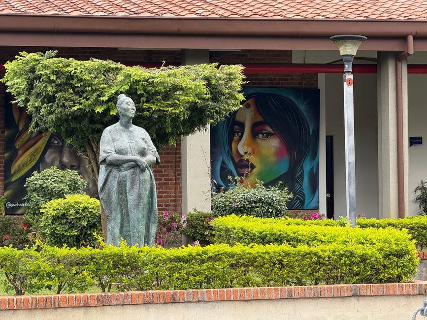 CENAC: Statue "Evalia de Pie" von F. Zúniga