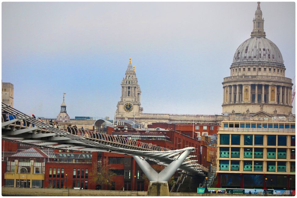 St. Paul's Cathedral, im Vordergrund die Millennium Bridge