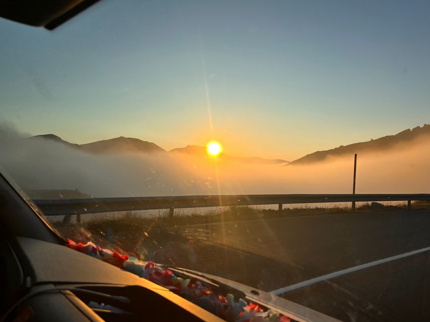 De regreso a la costa, atravesamos las montañas y pasamos por una estación de esquí antes de sumergirnos nuevamente en las nubes