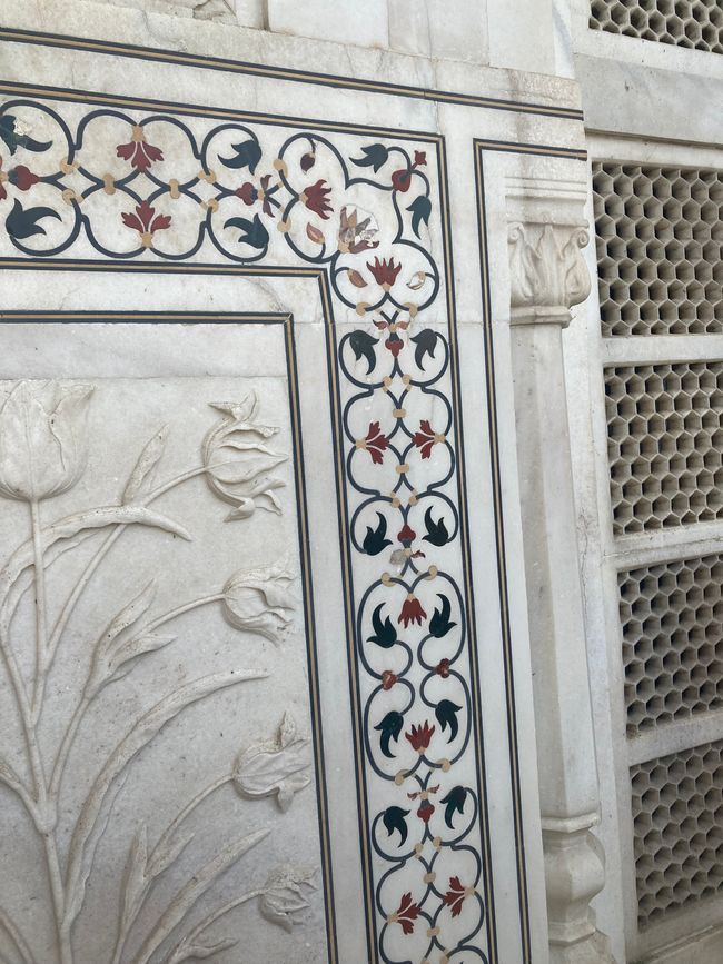 Marble adorned with small stones