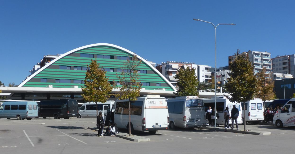 Mehr als 30 Busse am Terminal in Korçe 