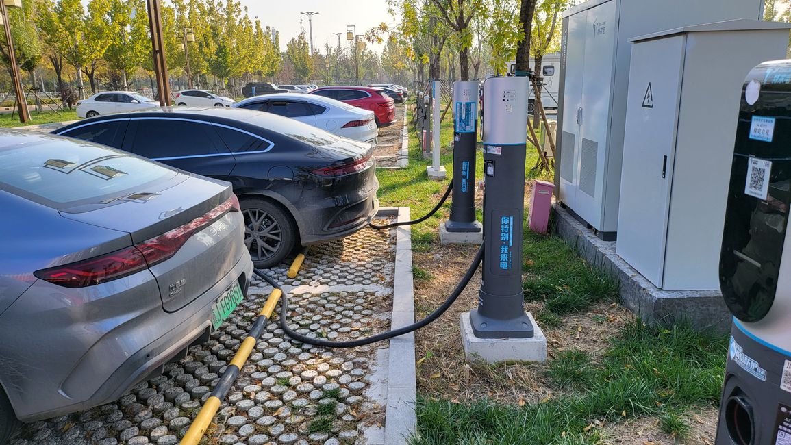 Estaciones de carga eléctrica en el aparcamiento público