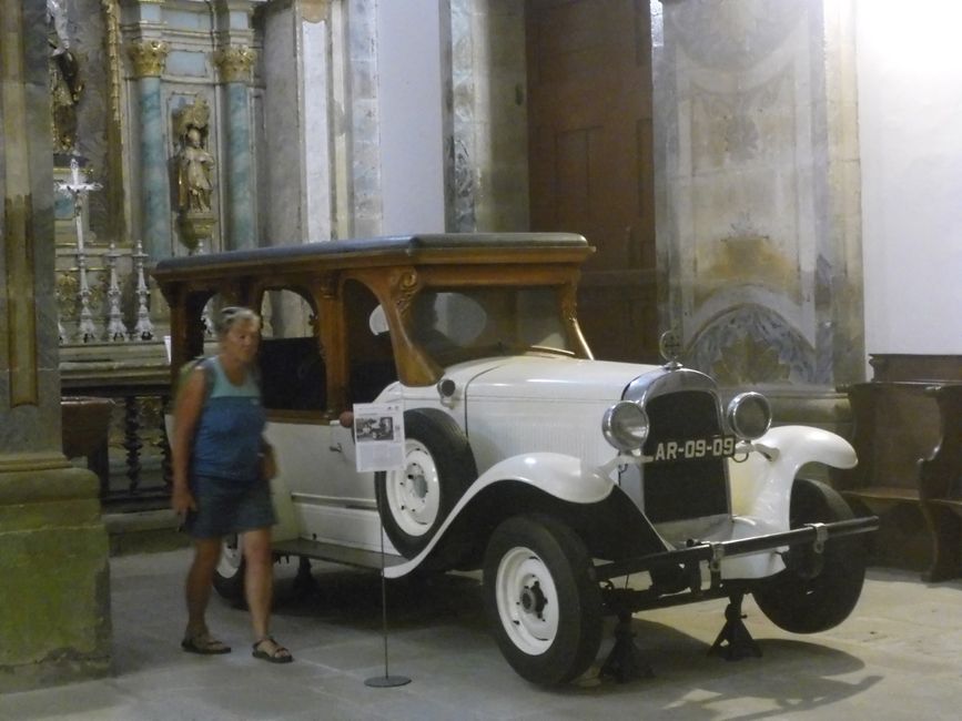 Der Leichenwagen in der Kirche 