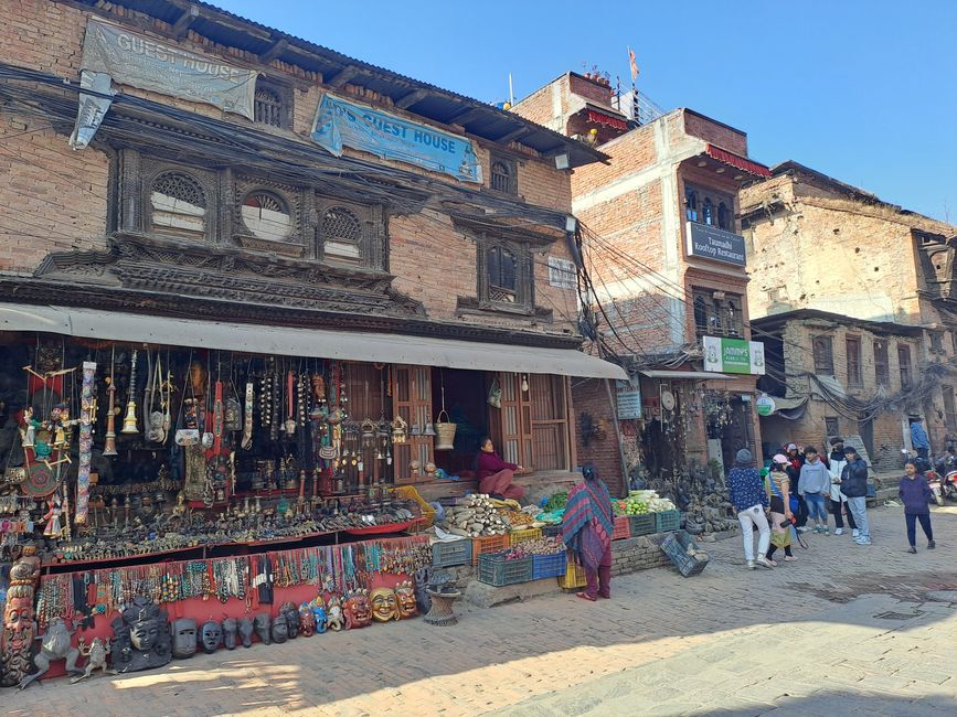Straßenverkäufe in den schönen Gassen Bhaktapurs.