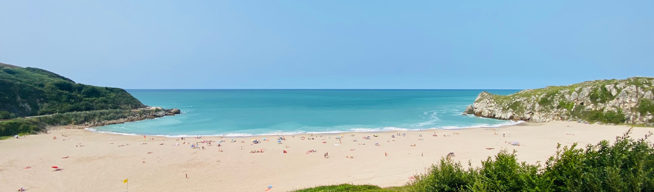 El Playa de Usgo con su agua muy turquesa - ¿será por el gran tubo que conduce a la izquierda al agua?